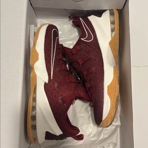 NWT NIKE LEBRON 13 Xlll LOW ‘CAVS'